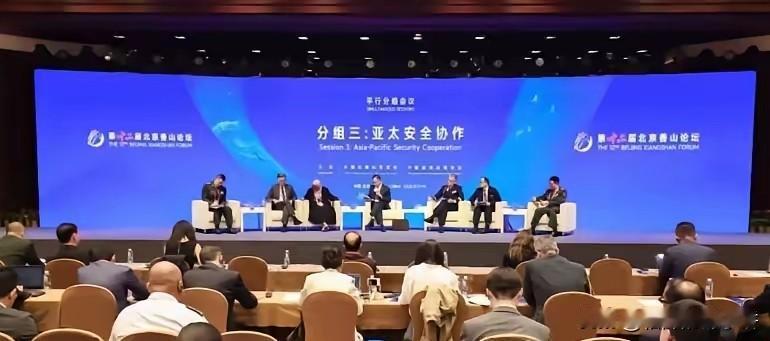 中国没有”盟友”！
9月18日北京香山论坛，马来西亚军事专家居然当众帮中国说话，
