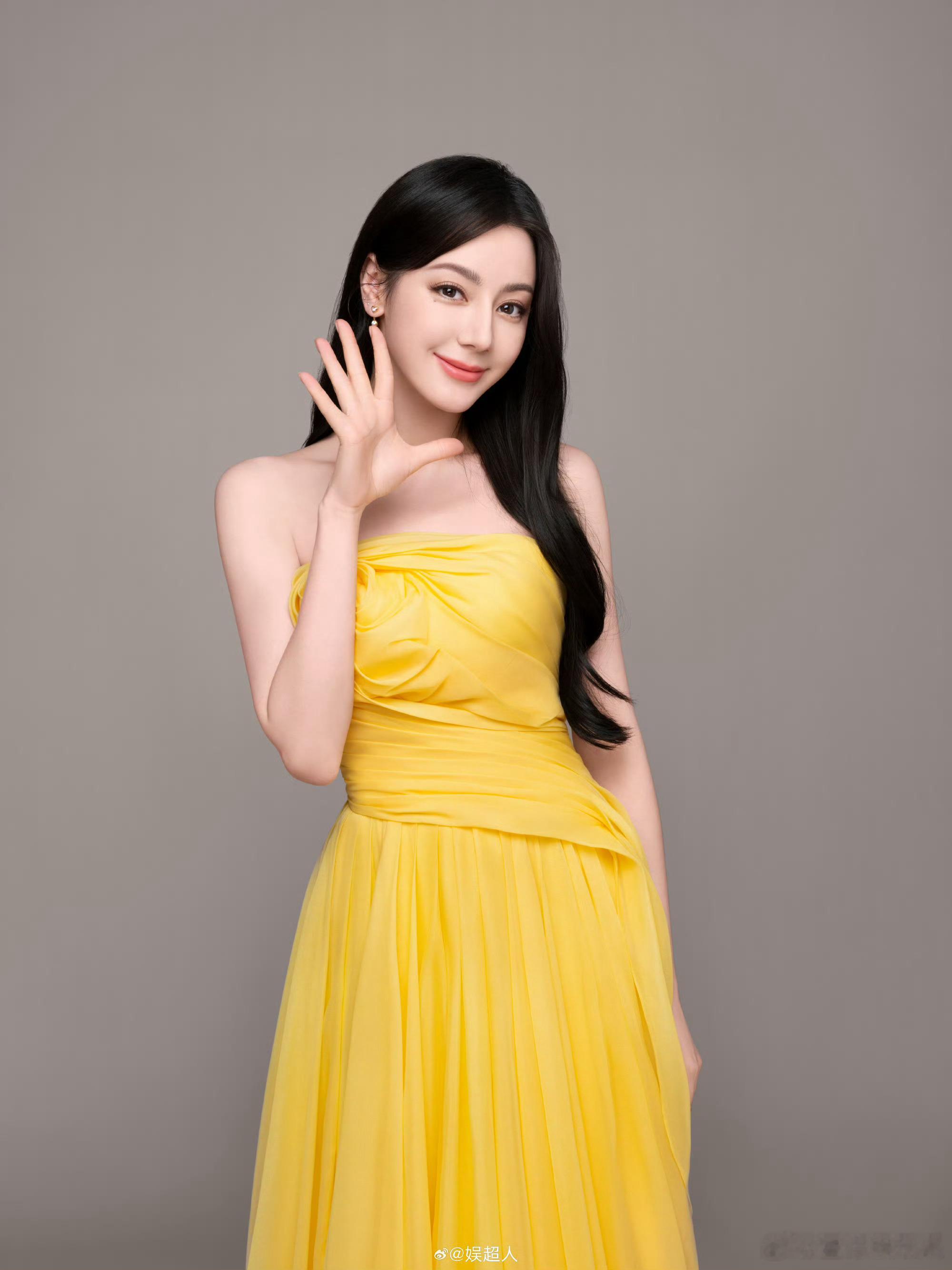 迪丽热巴耀眼颜值 黄玫瑰因她而更鲜活，她因热爱而更耀眼。迪丽热巴用对表演的赤诚，
