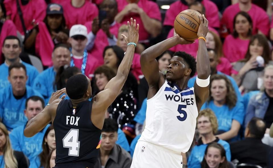 文班亚马半场就送出7记盖帽，全场更是疯狂送出12次火锅，一举刷新NBA季后赛单场