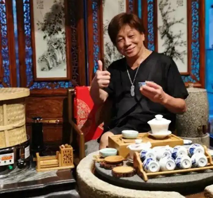 “陈真”梁小龙去世，两任妻子现状。
 
这位曾与李小龙、成龙、狄龙并称为“四小龙