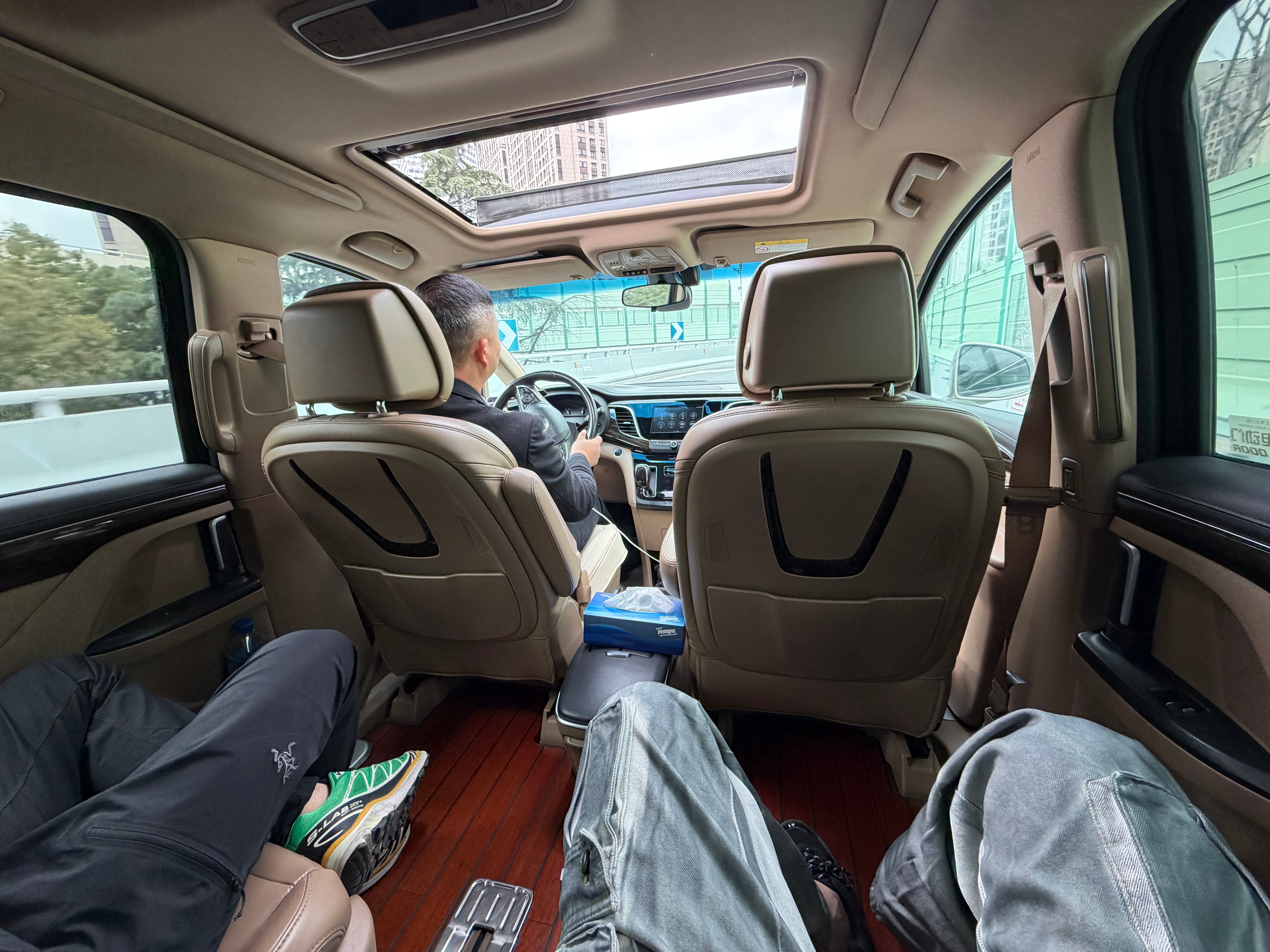 去机场回北京了，晚上还得去棚里拍个车。然后明天继续出差… 上海