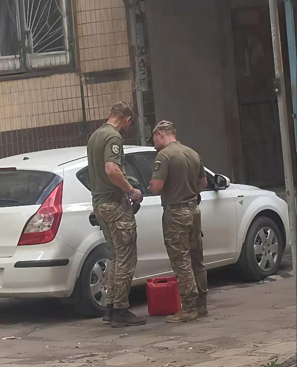 乌克兰征兵办当街偷油！自己人抽自己人的油箱，这仗还怎么打下去

乌克兰前线还在打