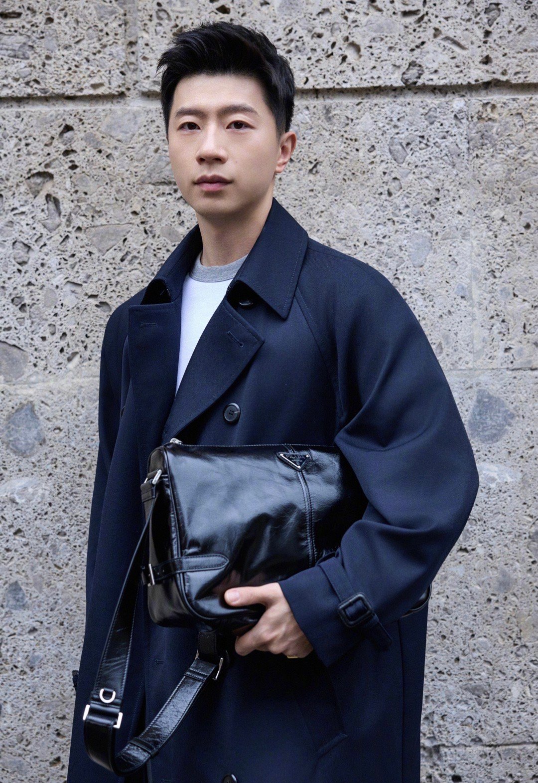 马龙即将亮相Prada 2026秋冬系列男装秀，预热大片演绎帅气风衣Look搭配