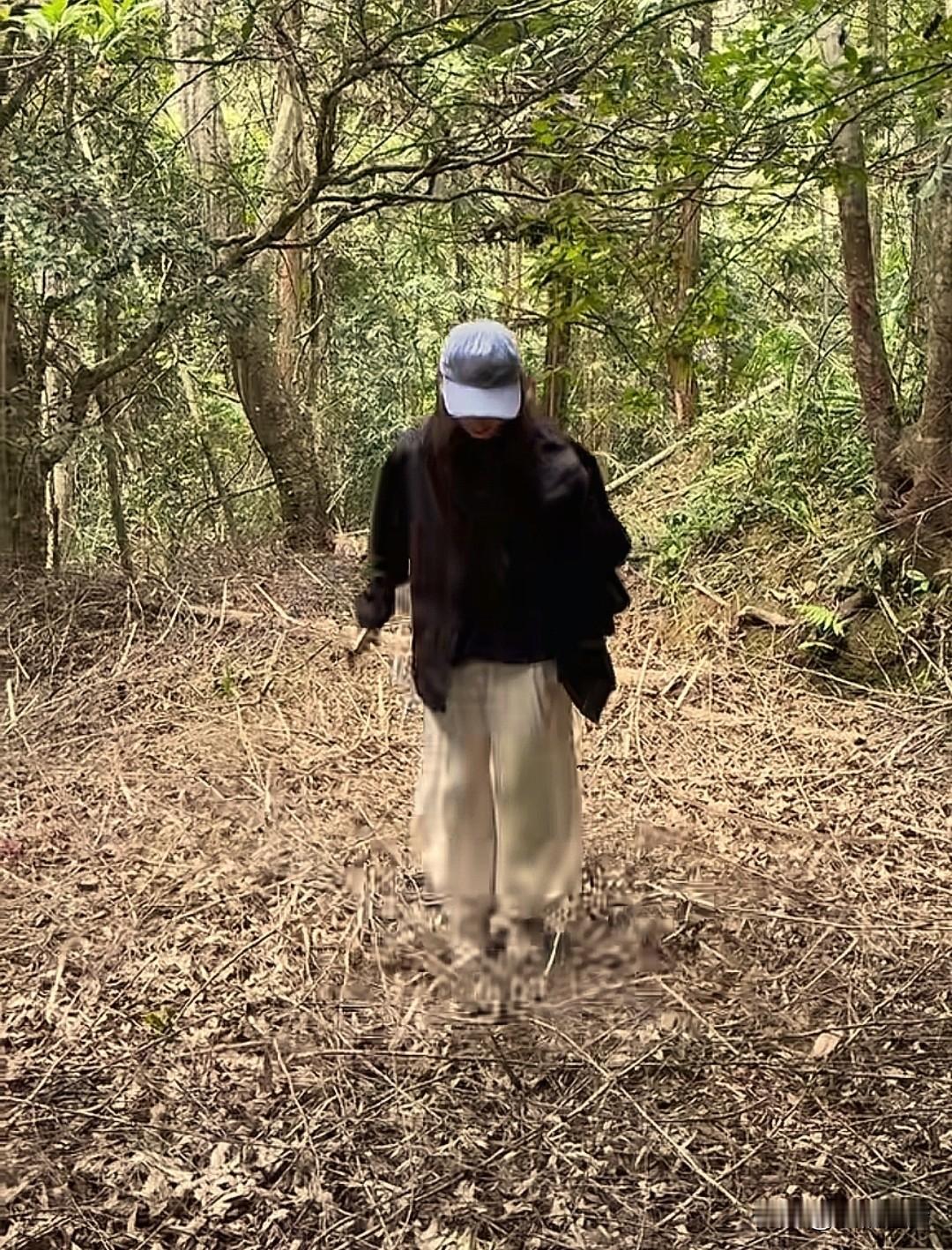 “让人后怕！”江西上饶，一女子上山徒步游玩，意外发现一处软草地，正开心的当做蹦床