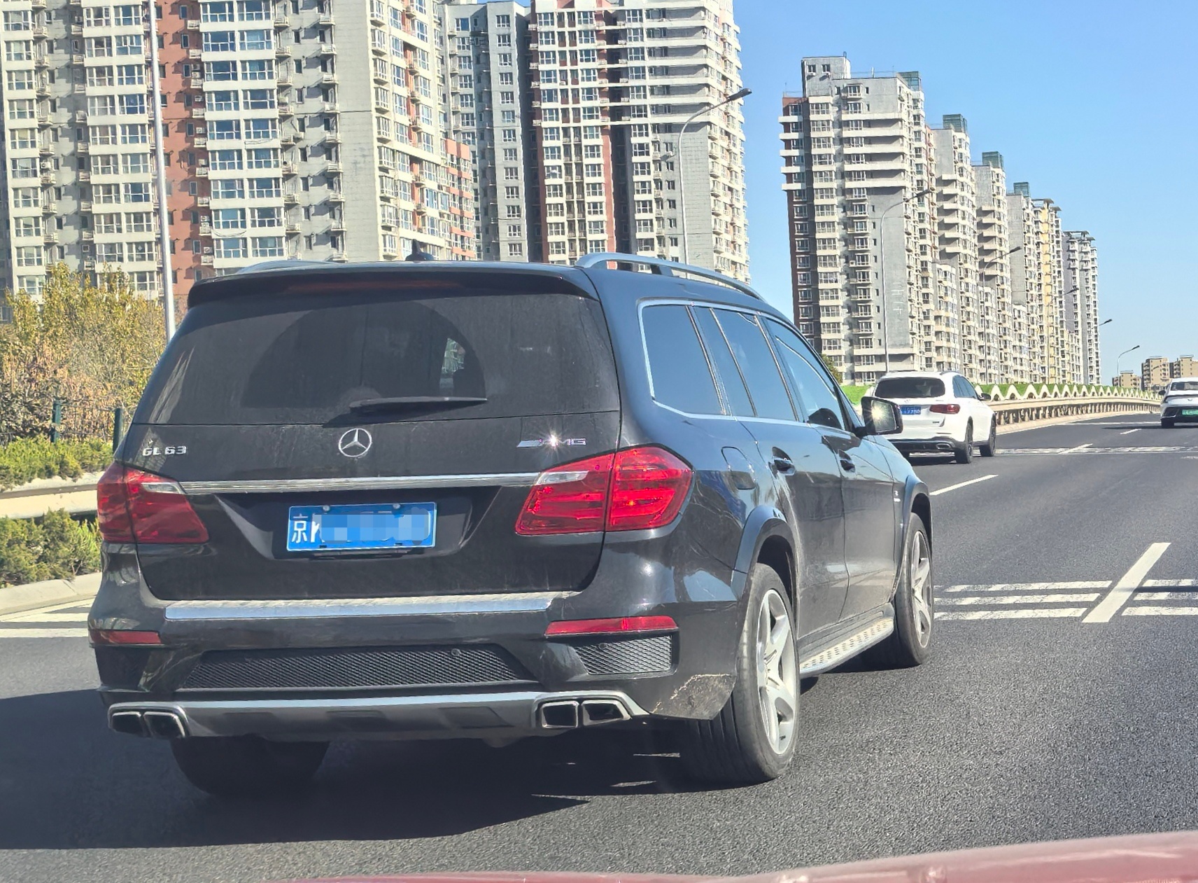 “京+字母+五位数字”——老车老牌老八缸。走性能范儿的燃油大七座SUV，当年不多