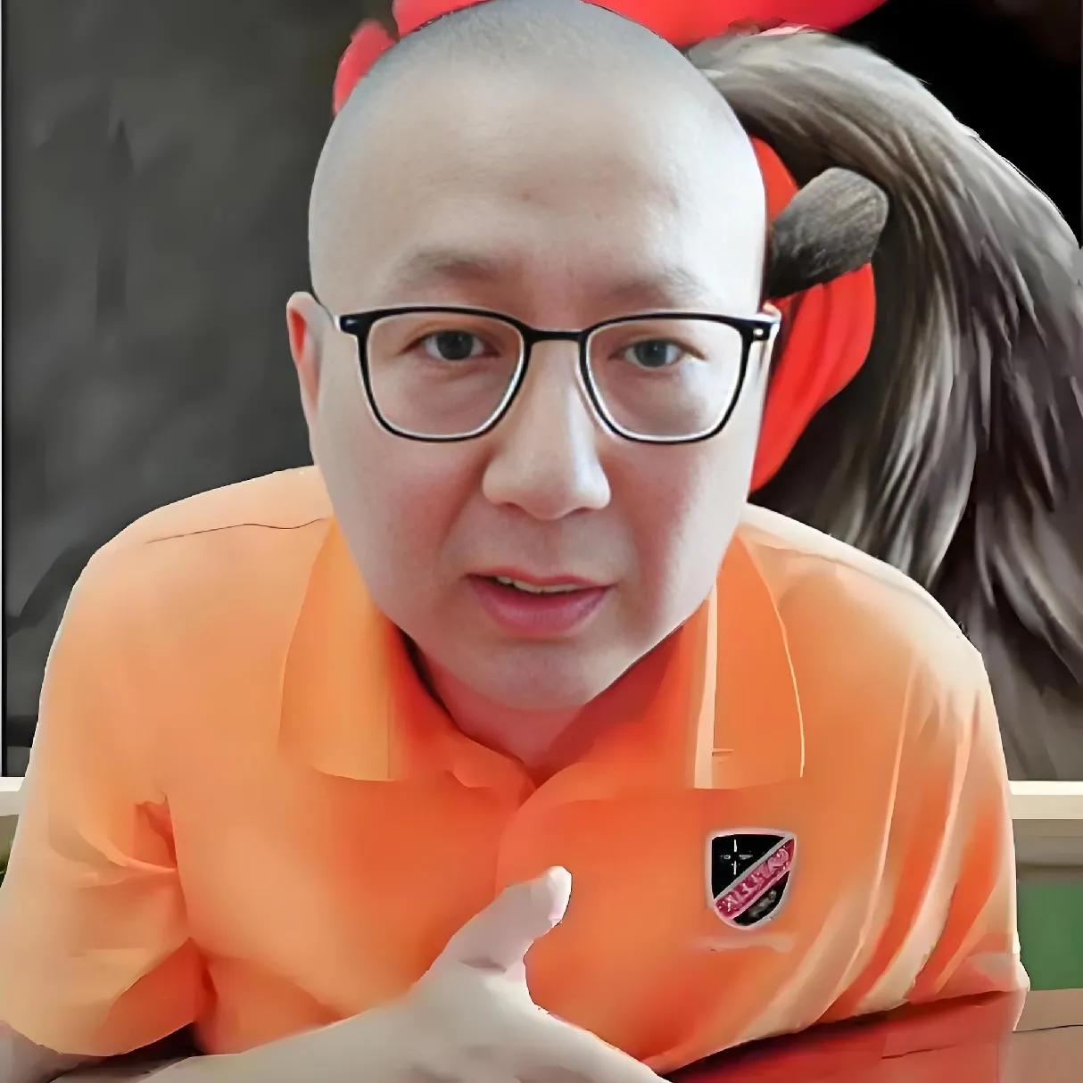 歪嘴老汪借杨少华去世这件事赚足了流量，他的直播间一度达到了5万人，白酒啤酒一起卖