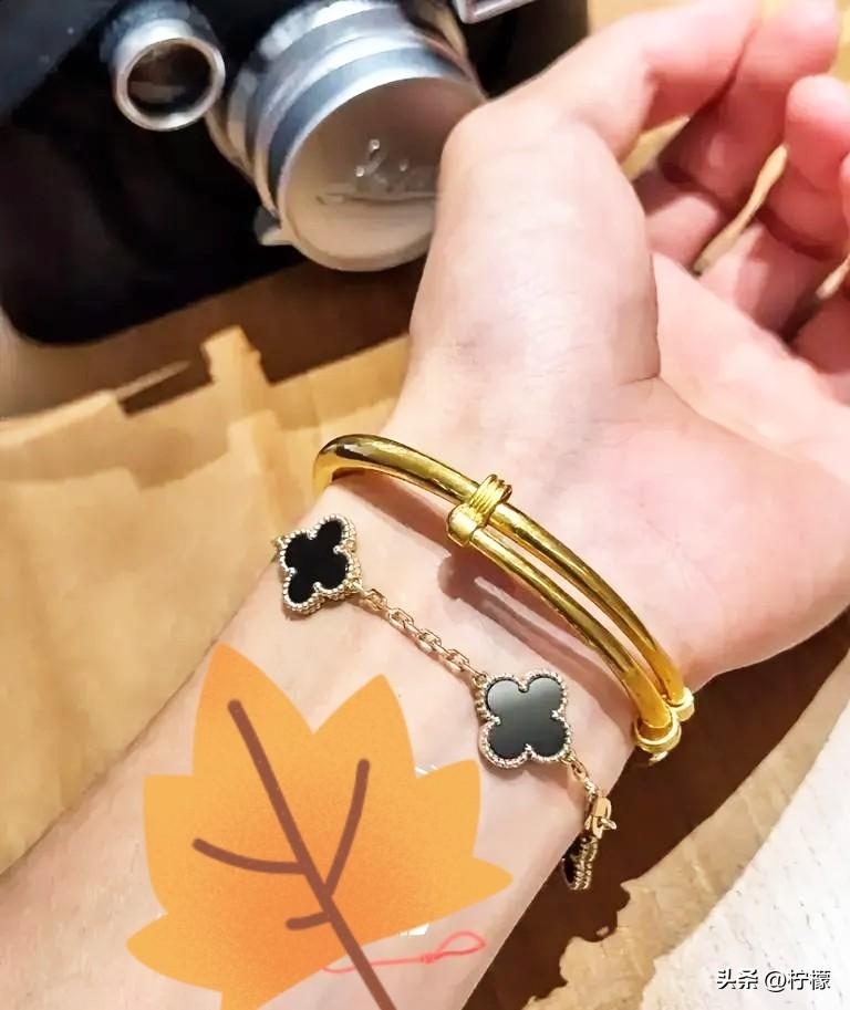 真把我看笑了，
今天的金价跌得像脱缰的野狗。
 
3月21号，一只58克的金镯子