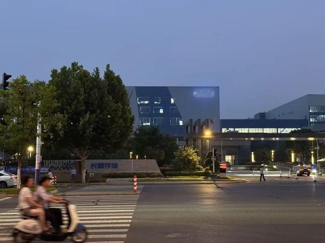 6月29日，路透社援引三位知情人士的消息称，国内存储芯片龙头长鑫存储即将迎来上市