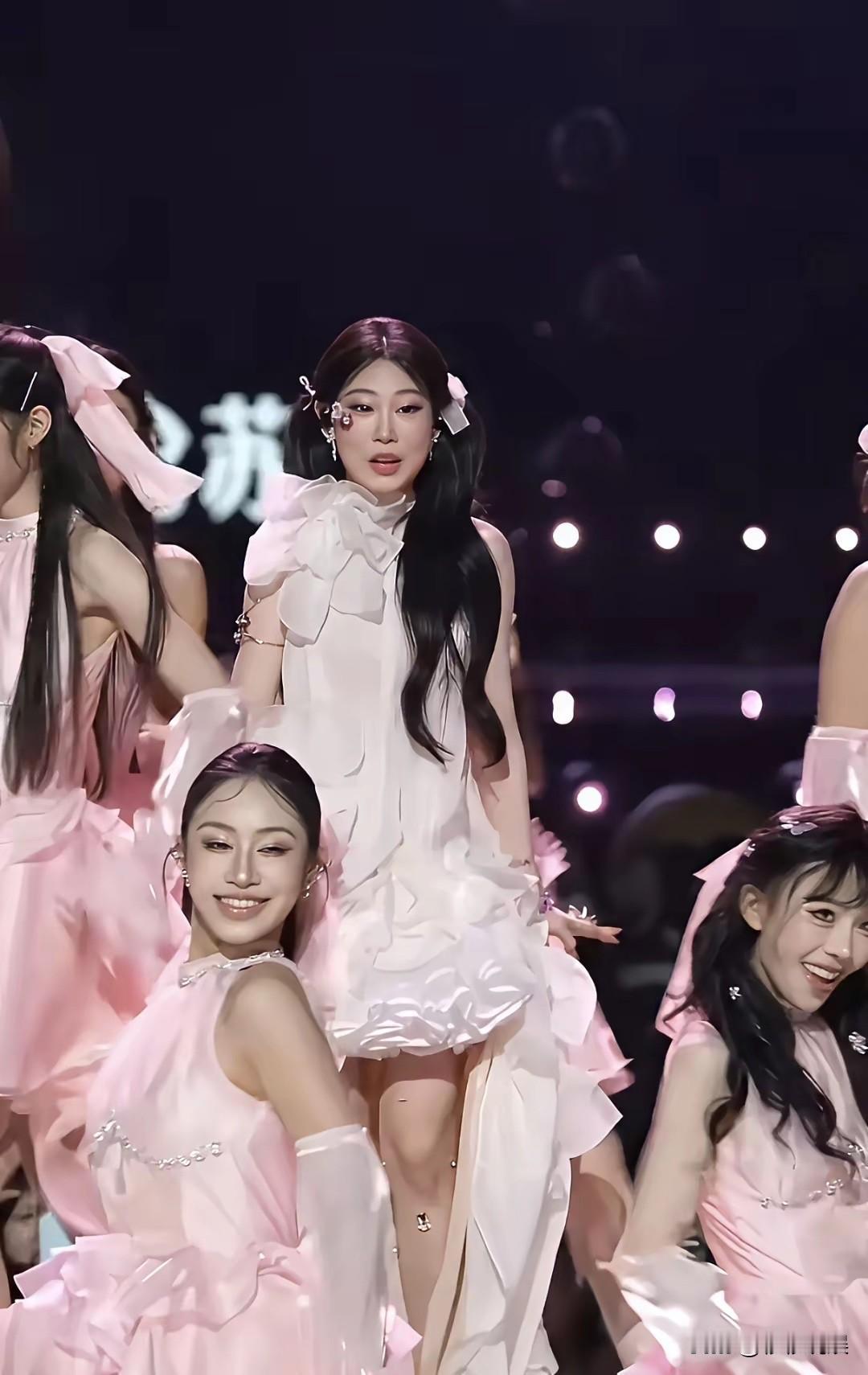 近日，小沈阳的女儿沈佳润又被冲上了热搜。

江苏卫视跨年晚会上，沈佳润与毛不易合