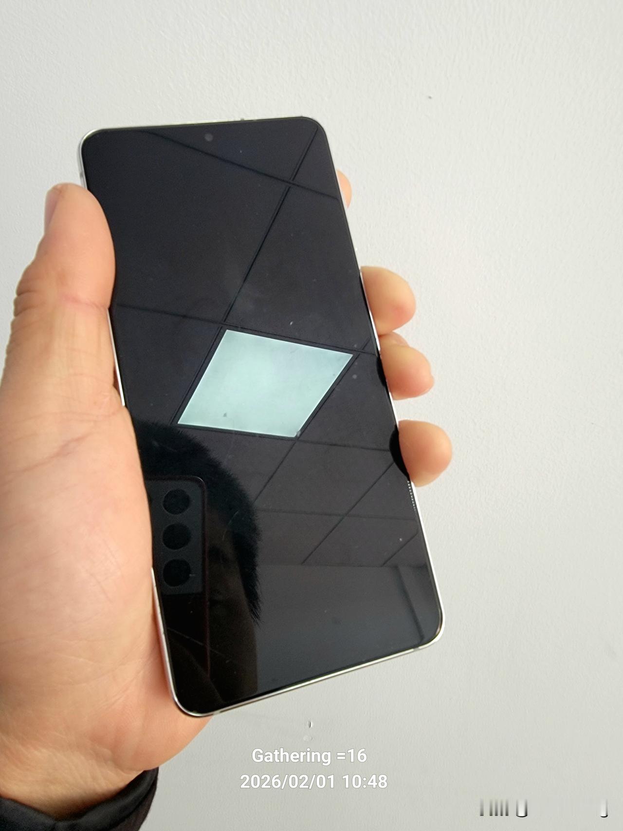 果不其然，这个手机经过重摔以后，
果然在半个月以后出了问题了。自从上次被老乡摔过