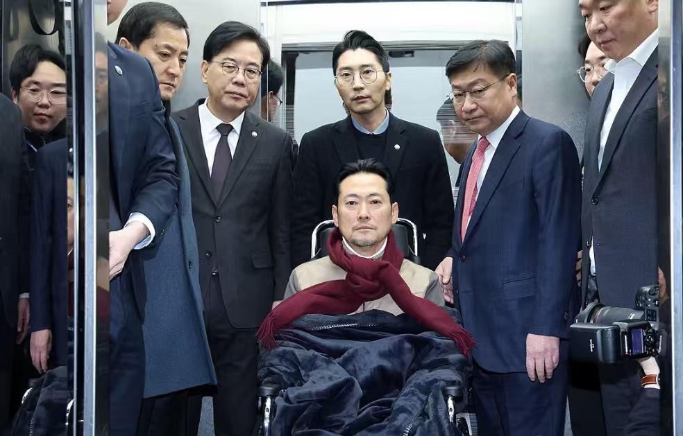 同样都是绝食，李在明坚持了24天，而他的对头，目前韩国最大在野党党首张东赫只坚持