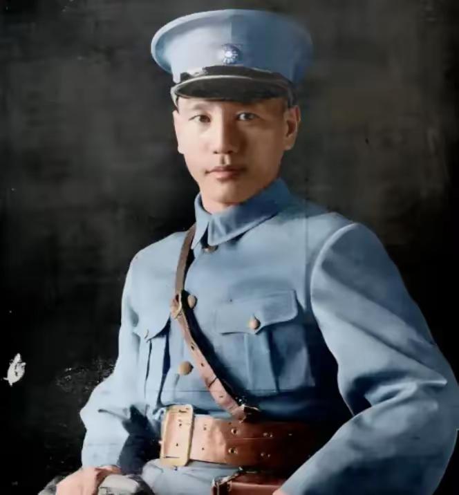 这是蒋介石年轻时候的照片，看他穿上这套军装显得有点帅气，但是再帅也没有用的，人民