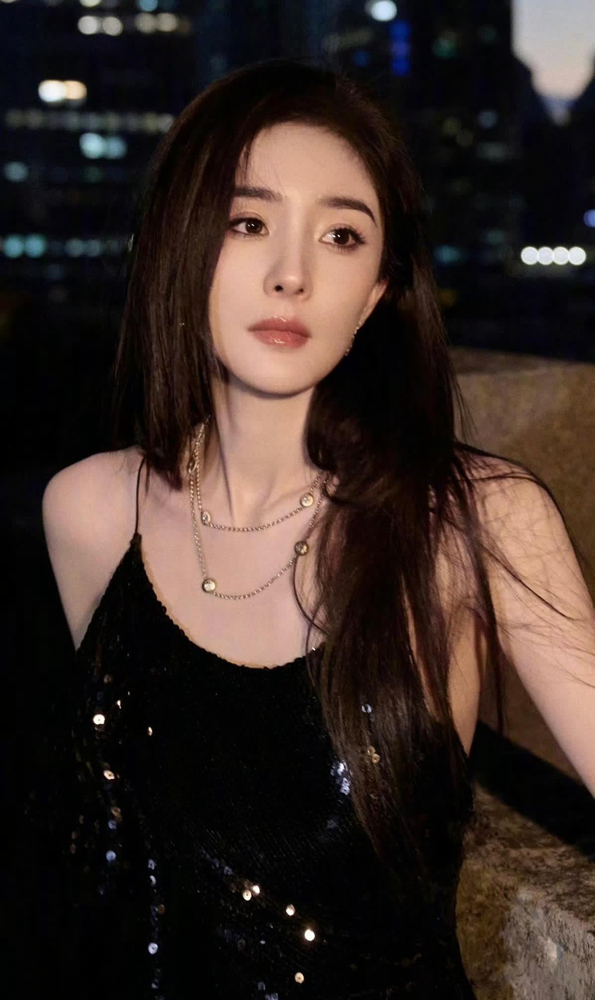 杨幂暗夜高清写真化身魅惑女王魅力难挡