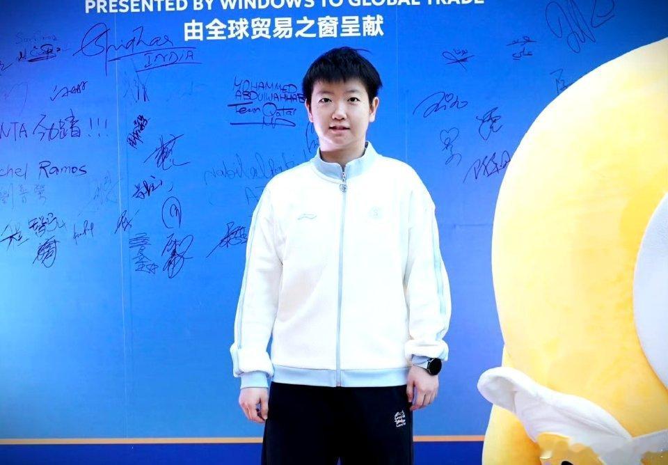 国乒亚洲杯欢迎晚宴图集海南举办，当晚低温达14℃，王曼昱、梁靖崑等选手身着羽绒服