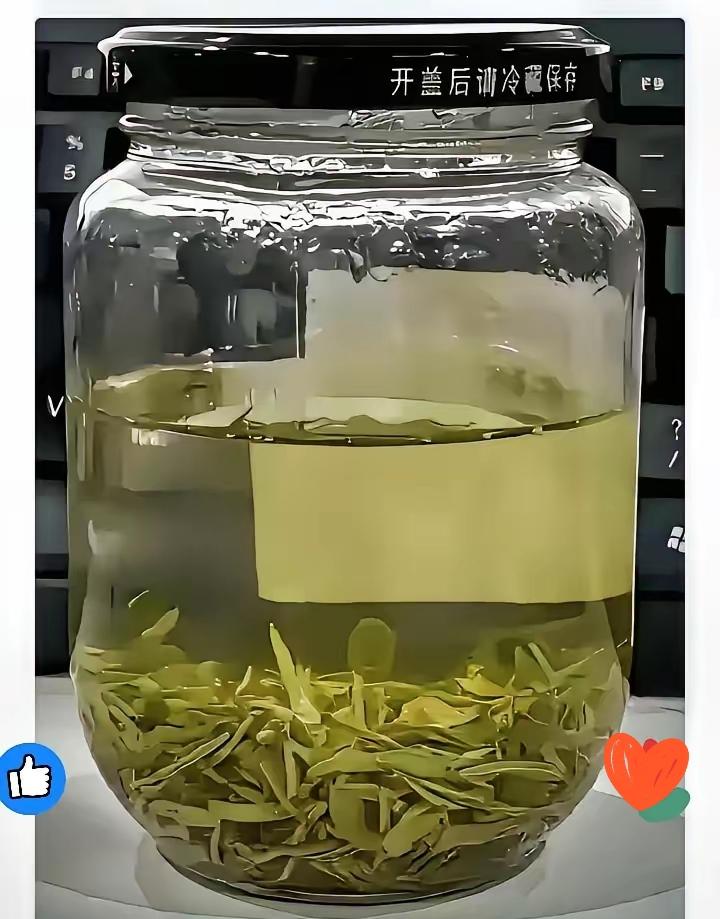 公司有个男同事，平时总爱用罐头瓶泡茶喝，私下里被大家议论纷纷，
​遭到同事调侃：