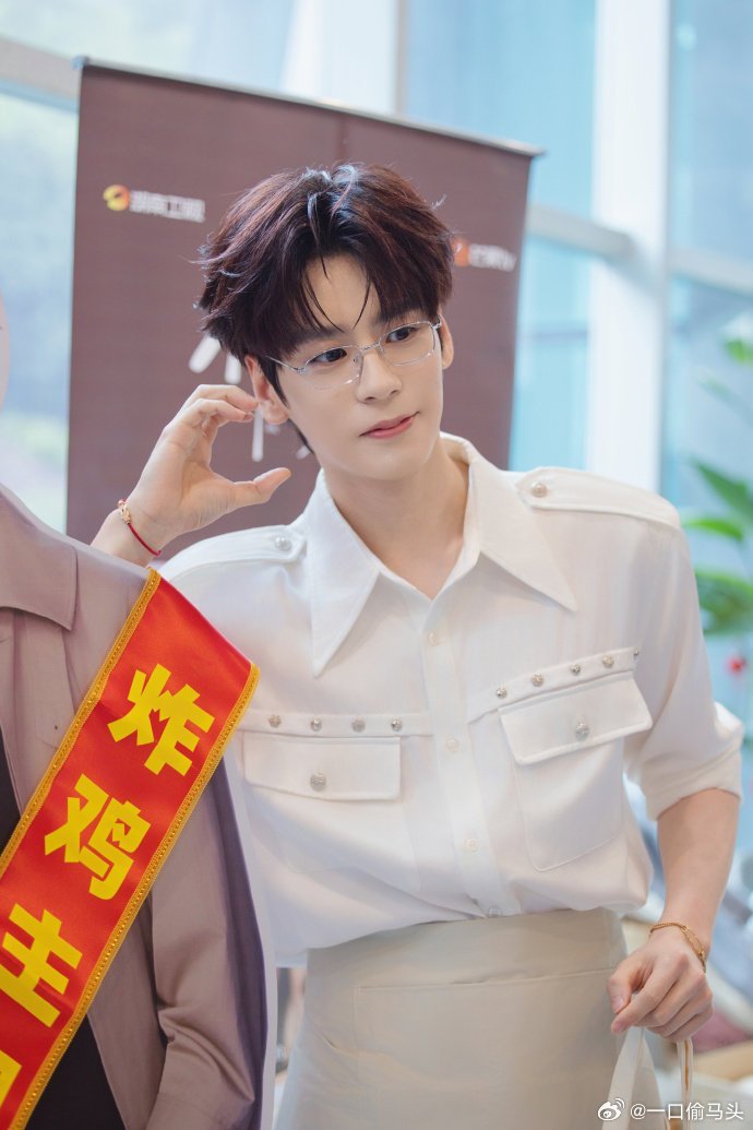 魏哲鸣这是真饭撒来的魏哲鸣还在坚持古法饭撒魏哲鸣魏哲鸣把饭撒玩明白了，古法饭撒永