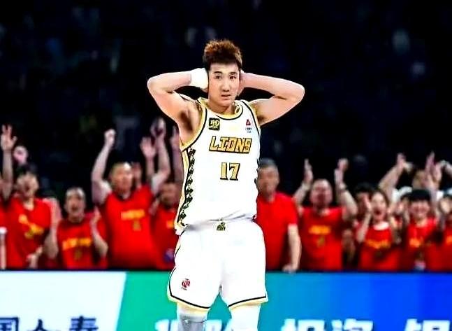 想卖卖不掉，想留又怕伤。孙铭徽这事，广厦管理层心里跟明镜似的。

一身的伤病，直