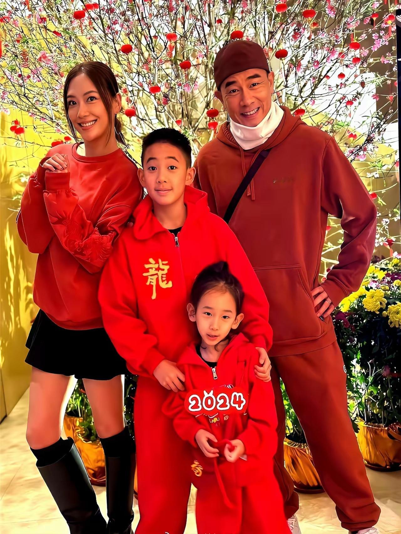 应采儿生了个寂寞！花了十几年，给陈小春复印了两个儿子，连个女版自己都没捞着。 