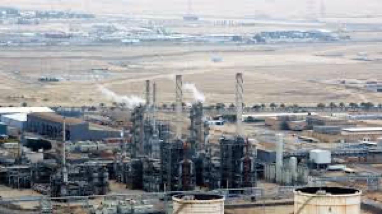 据《华尔街日报》报道，科威特由于没有足够的空间储存其瓶装原油，已开始削减油田产量