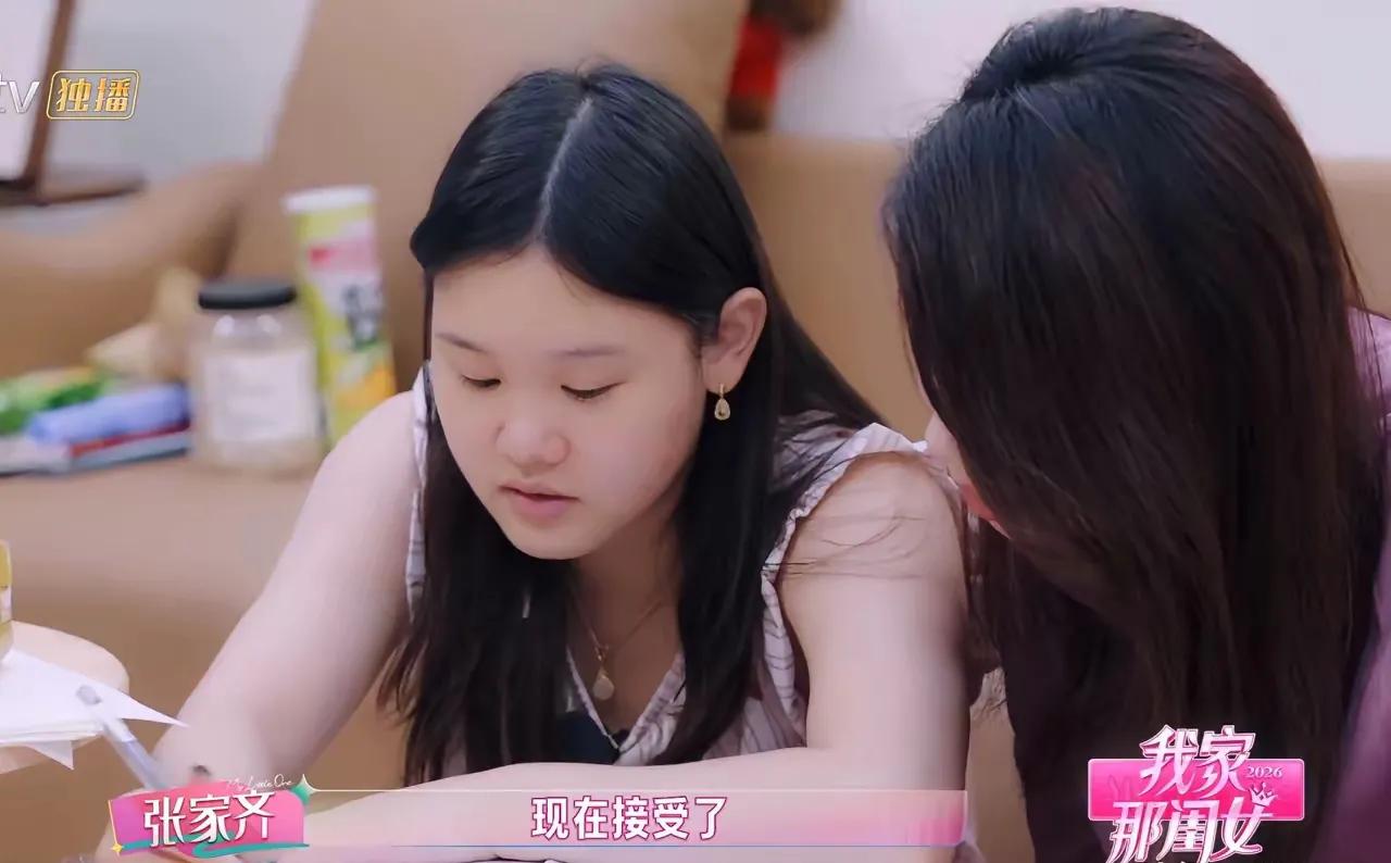 张家齐做自媒体应该挺成功的，以前妈妈不同意，希望女儿进体制内，可是如今妈妈接受了
