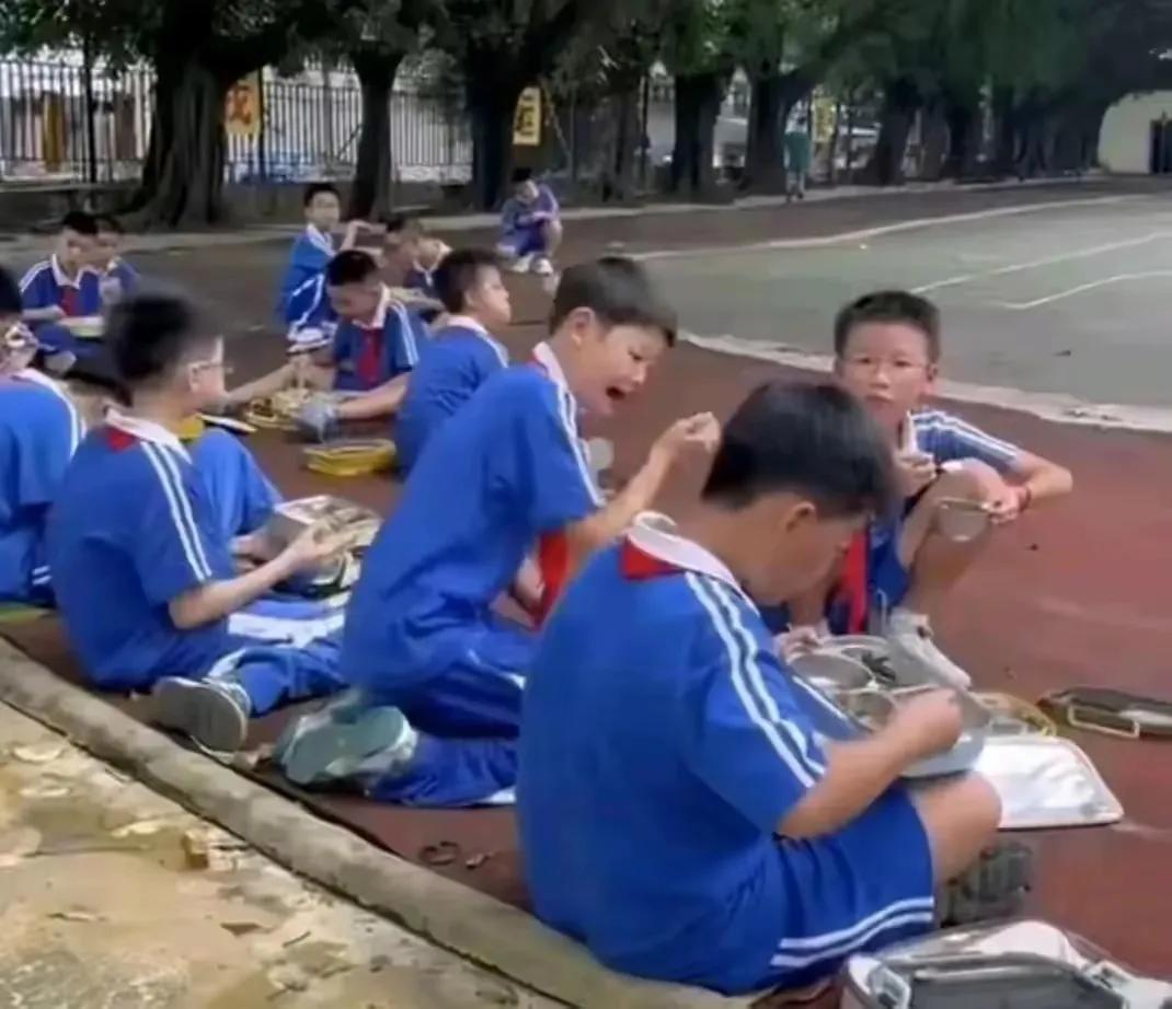 学校管理不可以放弃原则，如果“外卖”任意进校园，你家孩子在学校上学难道不对食品安