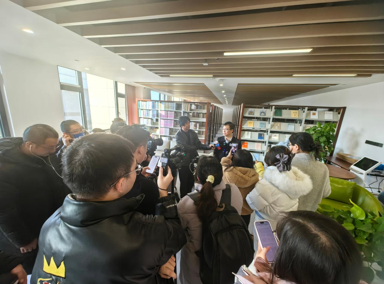 我行现在抢个新闻激烈啊，以及技术进步了，话筒少了，换成一堆麦，神挂六国相印即视感