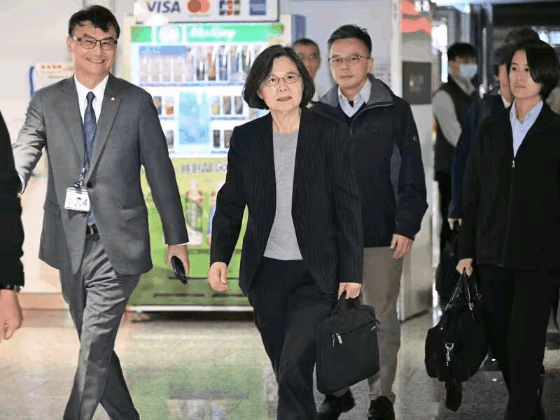 针对萧蔡二人也该立案侦查上上手段了，蔡英文等不得萧美琴回岛，又“蹦”去德国搞演说