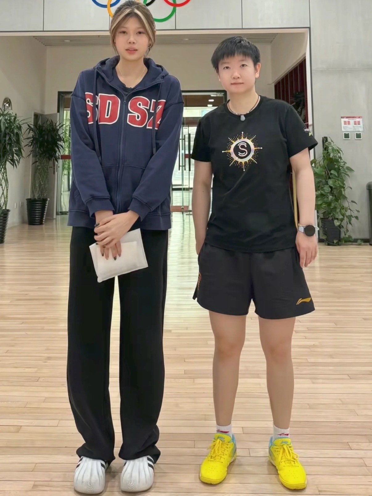 即便对方是16岁小将，孙颖莎依旧显娇小，“娃娃脸”特质让合照画面充满童趣，评论区