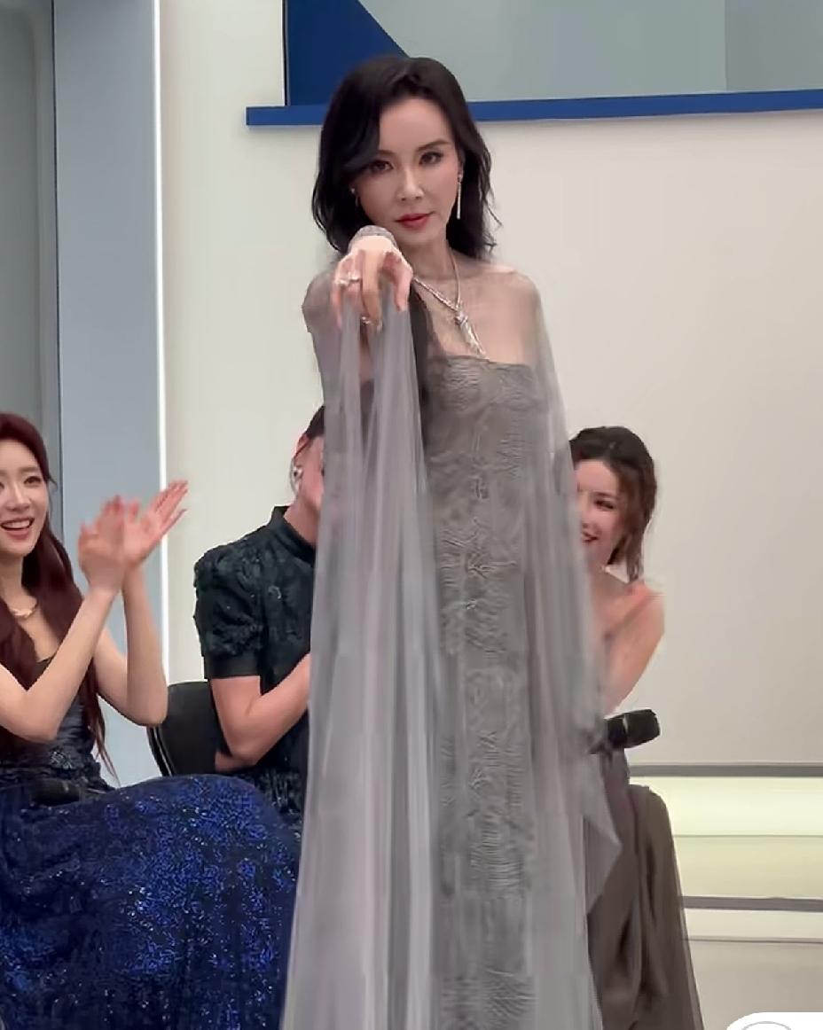 萧蔷不愧是公认的女神，都58岁了，依旧魅力十足，年龄对她来说只是数字。