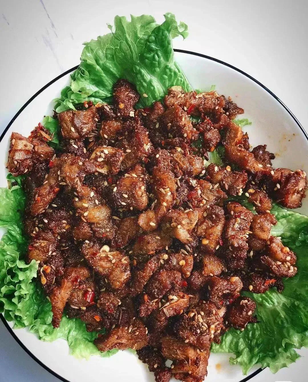 『下酒菜』学会这道孜然羊肉，谁还去烧烤摊儿？孜然羊肉粒！夏日太热，不出门在家也能