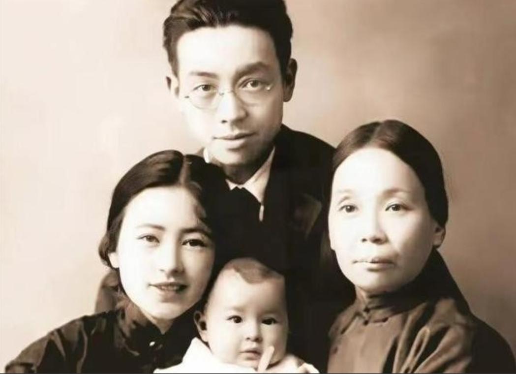 1903年，30岁梁启超和17岁王桂荃行房，次日梁启超却说：“我提倡一夫一妻制，