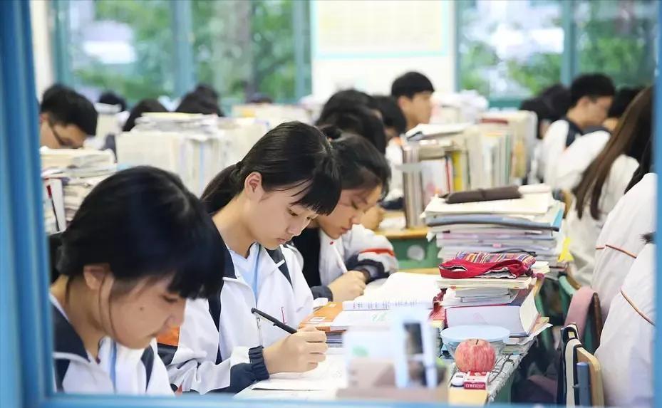 近日，中央明确规定：从明年起，将对普通高中进行扩招。这一消息，对于大多数家长来说