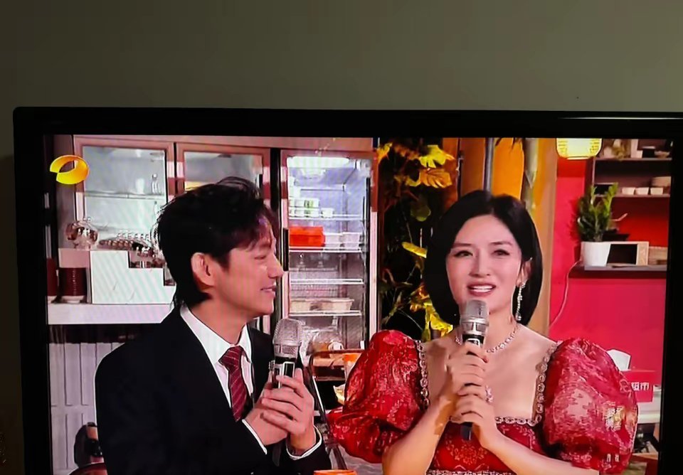 很显然谢娜对于自己没有被邀请主持湖南卫视跨年晚会还是有些在意的 