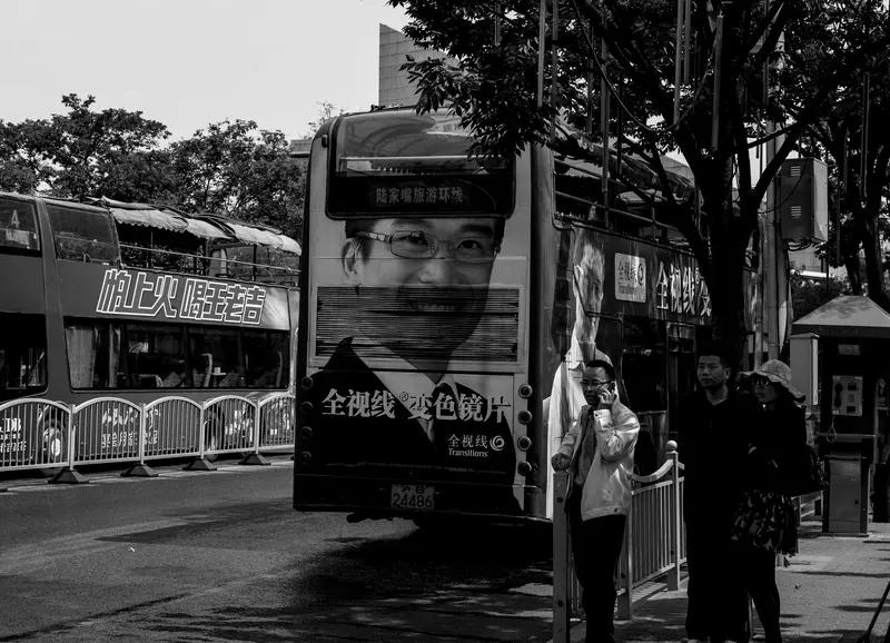 这些天，平台大量推送王志文饰演的几部谍战剧，有演军统特务，有演潜入军统的地下党。