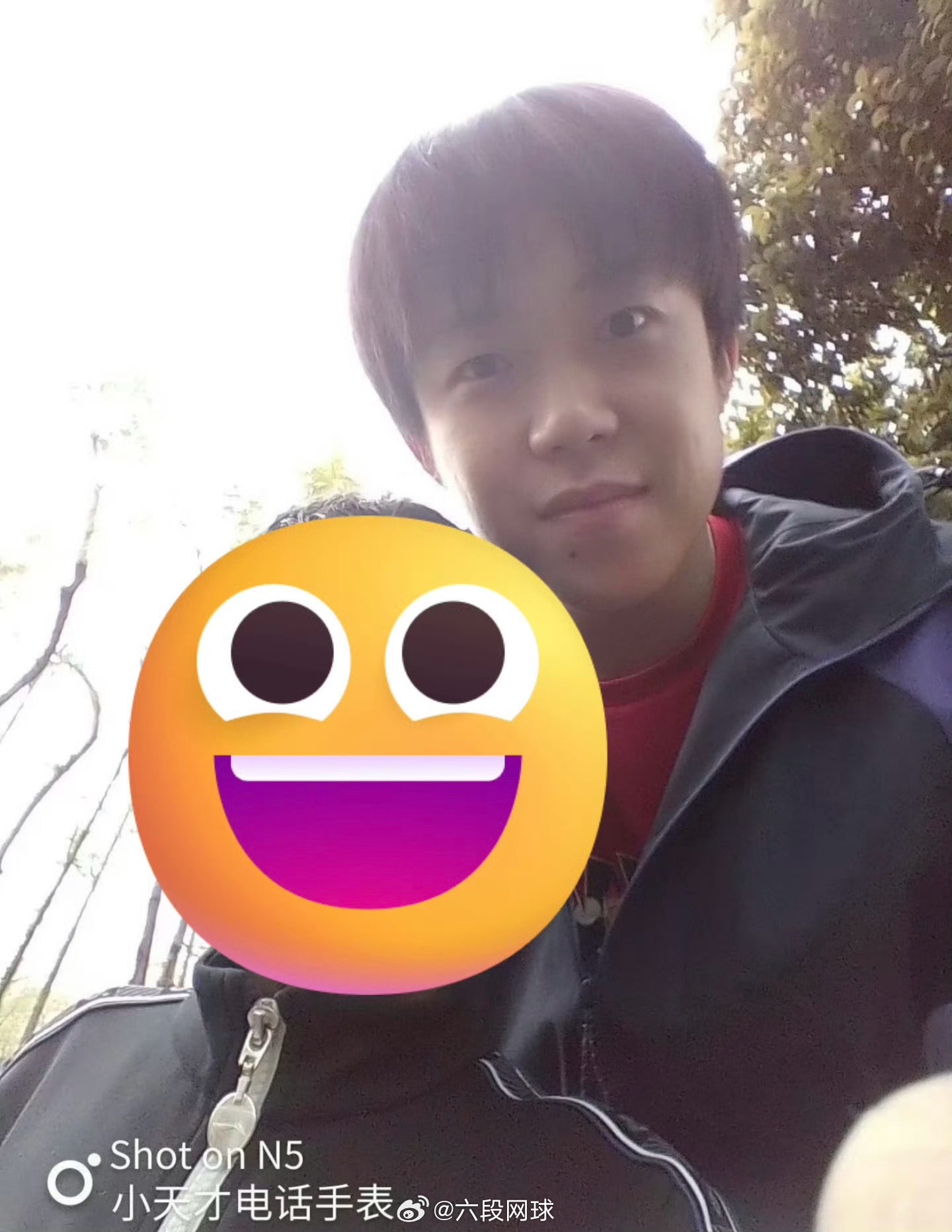 王楚钦儿童手表自拍乒乓球王楚钦和小朋友用儿童手表自拍合照，哈哈！是小粉丝求合影么