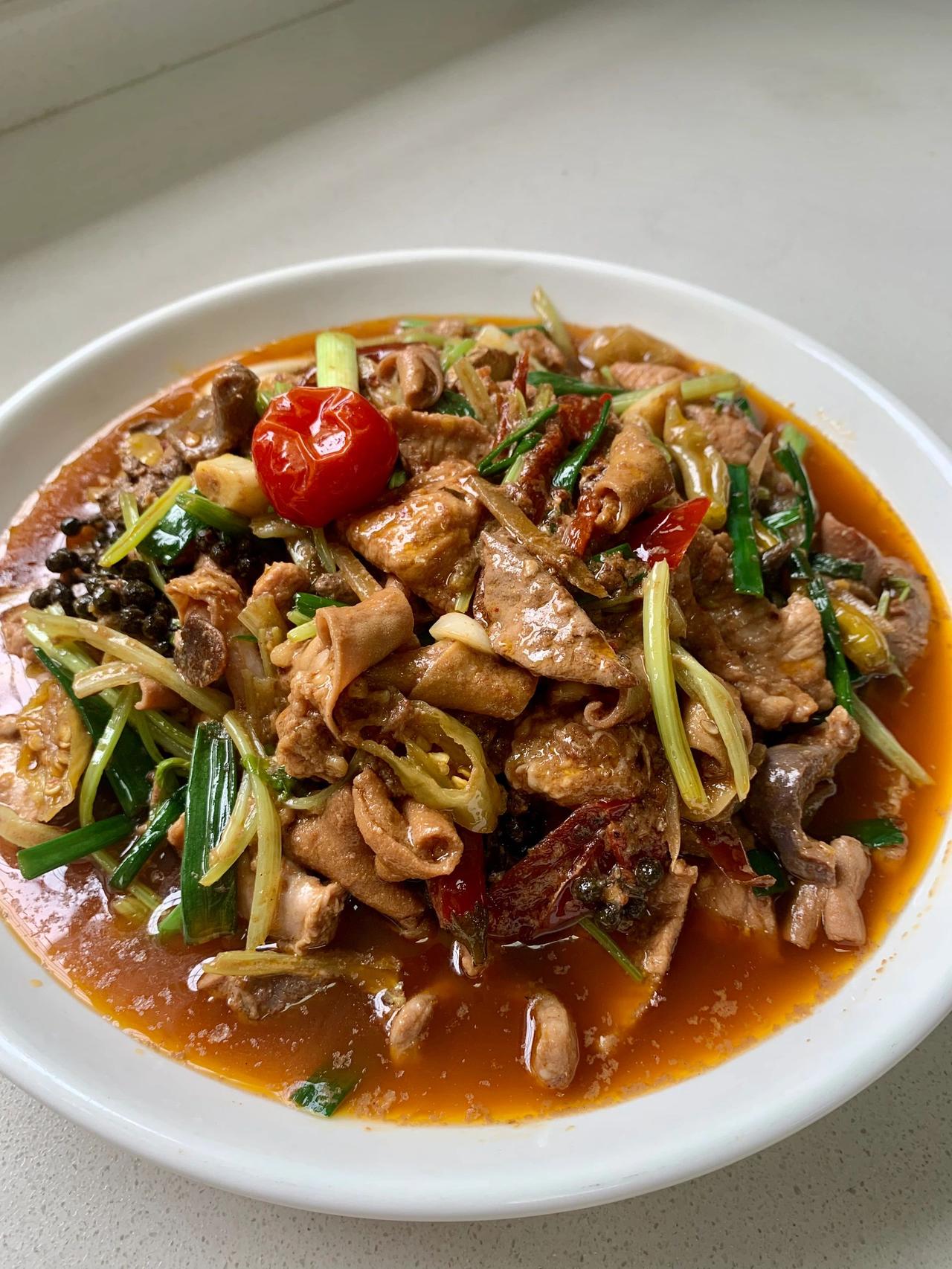 酸辣泡椒鸡杂，老妈做了30年的方法，快来学
小时候，人家都爱吃鸡，我就爱吃鸡杂，