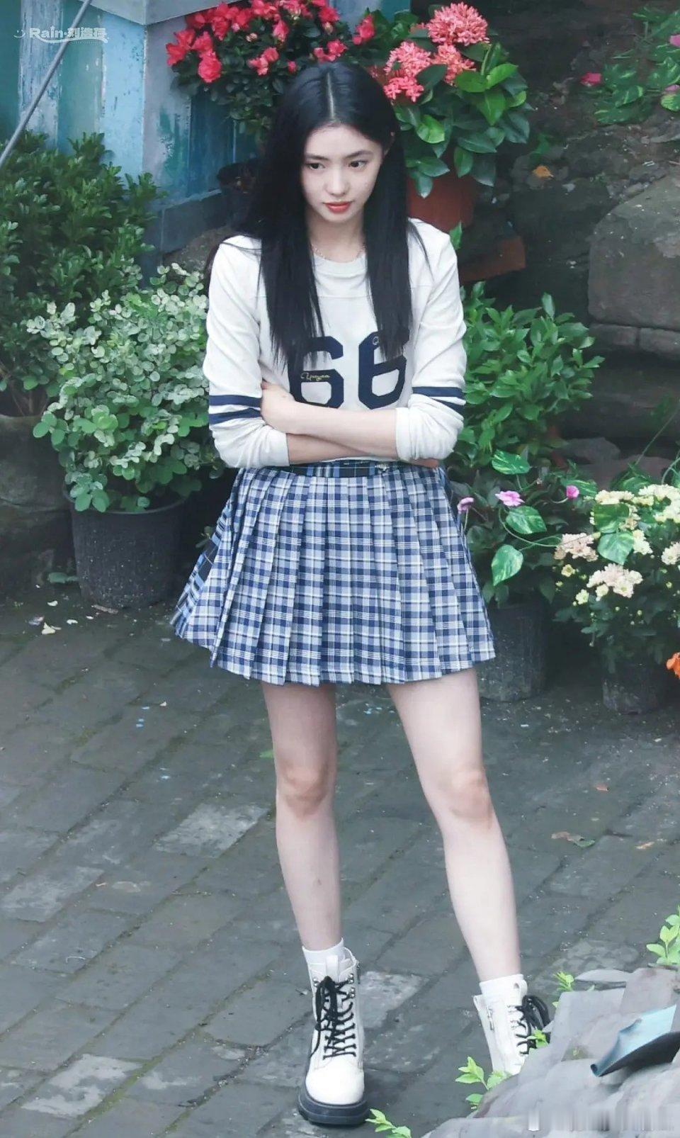 真每次看刘浩存的路透都觉得很普通的衣服在她的身上穿着都像大牌 ​​​