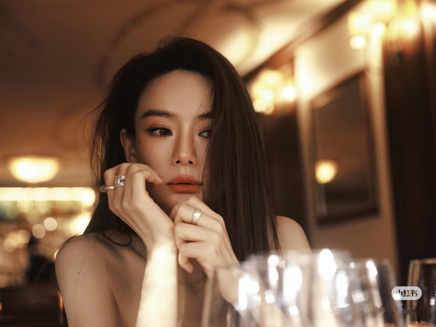 戚薇在威尼斯开启时间循环戚薇九年威尼斯跨时空撞脸谁能想到时隔九年，戚薇在威尼斯完
