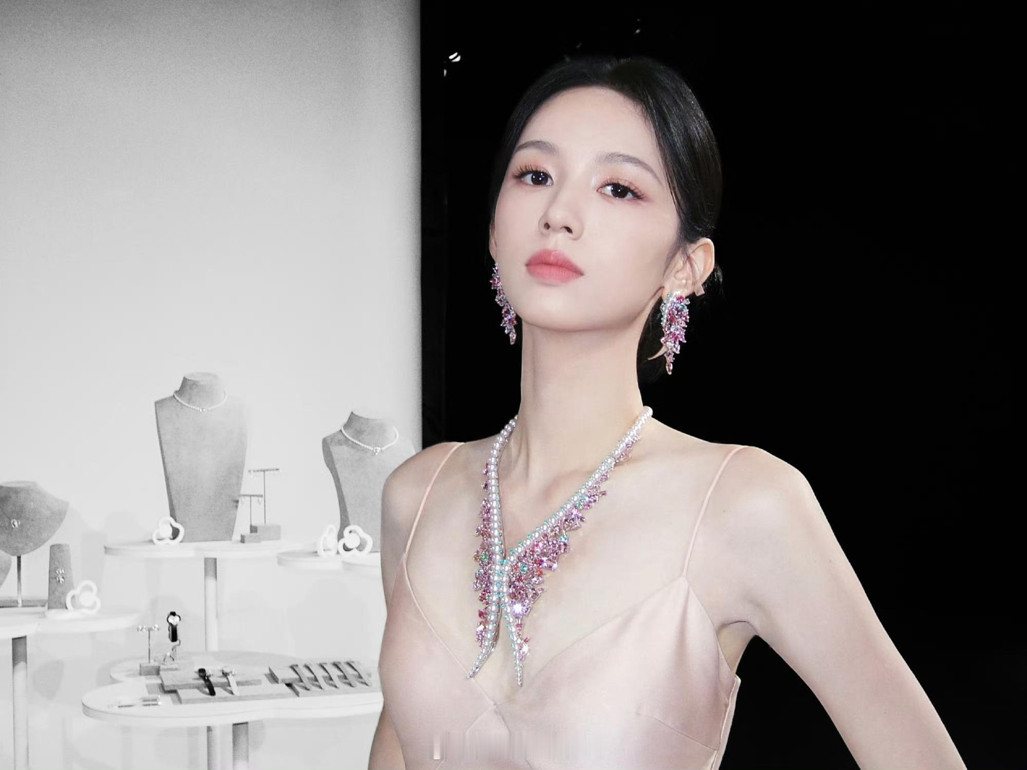 周也粉色吊带长裙造型出图了，也太美了吧！[期待]周也和珠珠宝宝们 ​ ​​​