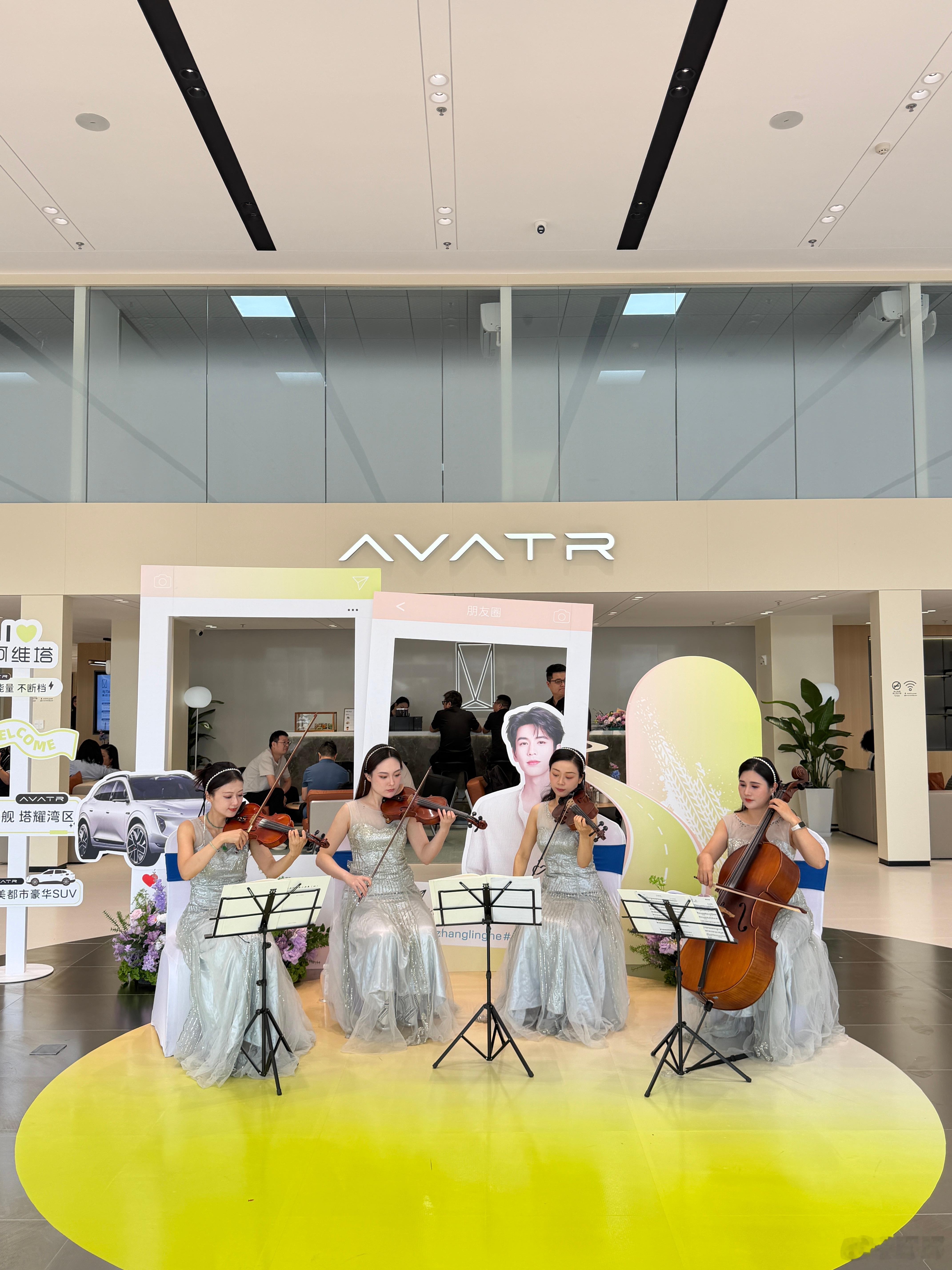 今天起了个大早来参加阿维塔深圳旗舰店的开业。这家是全国第10家全新S级旗舰店，建