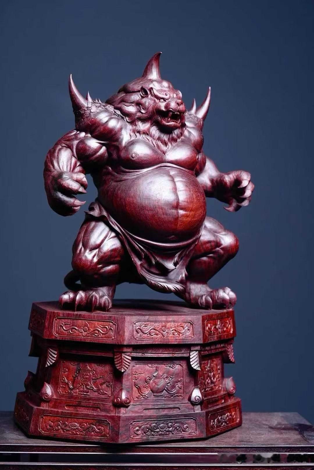 这尊谛听，有意思的地方，不在“猛”，而在“收”。

小叶紫檀的沉稳底子，让整件作