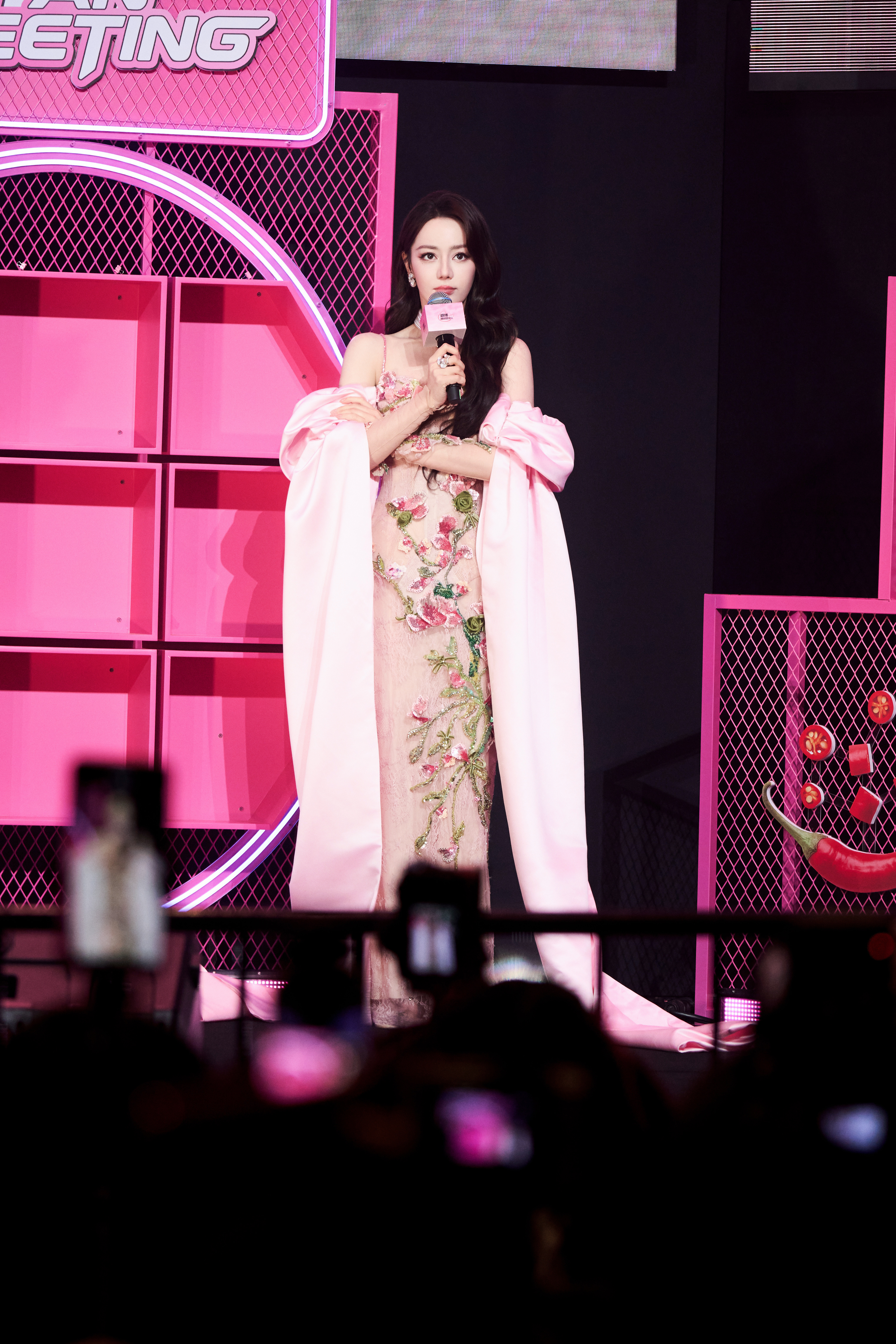 迪丽热巴 🌷迪丽热巴香辣狂欢 一袭繁花赴约，把藏在心愿池里的期待一一拾起。从“