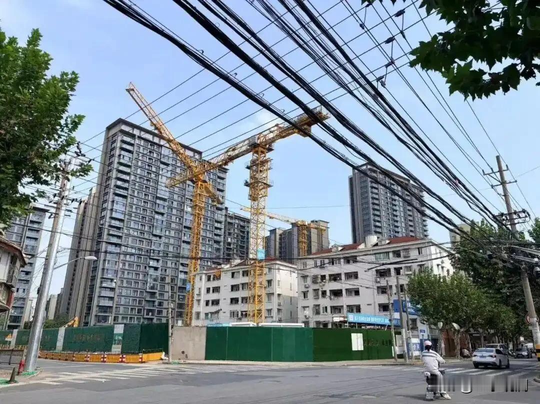 上海楼市最近在传“日光盘”“加价抢老破小”，但别被这几个字唬住。

嘉定那个盘认