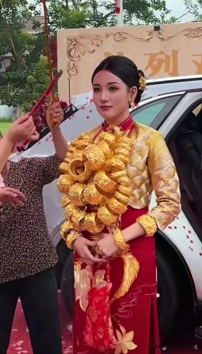 婚礼上，大家看到新娘子都惊呆了。新娘子在结婚的婚礼上，胸前挂了满满一大串的黄金。