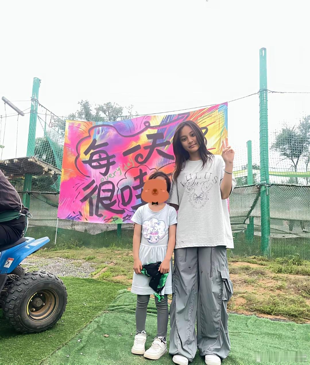 贾乃亮和李小璐一起带女儿到公园玩，12岁甜馨看起来好成熟，染了一头棕发。父女俩一