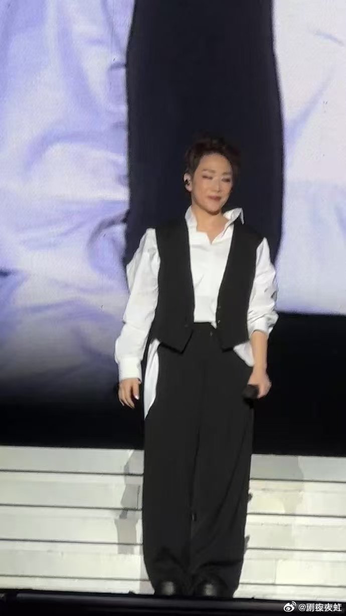 林忆莲天津演唱会全妆宝子们，林忆莲天津演唱会全妆造型太绝，从嗨歌到抒情无缝切换，