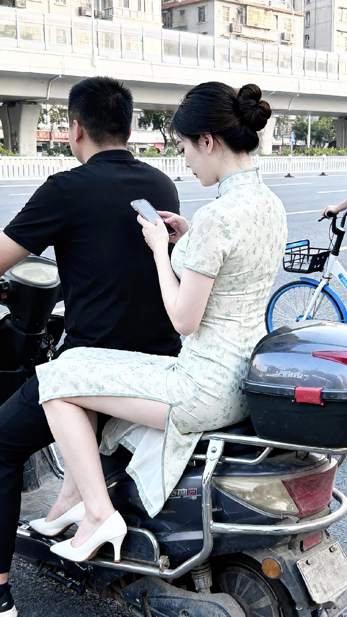 穿着旗袍上街，你能接受吗旗袍才是这个世界上最美丽的服装没有之一，穿上去尽显东方女