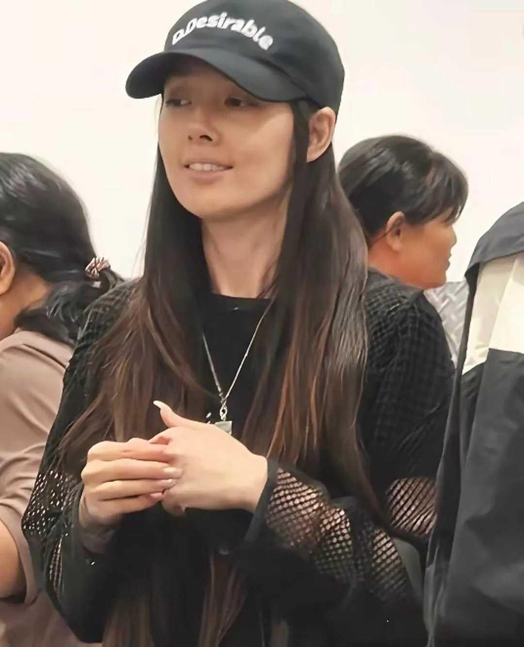 郭碧婷超市素颜出镜，脸颊消瘦长美甲吸睛
42岁郭碧婷和向佐现身超市采购，私下素颜