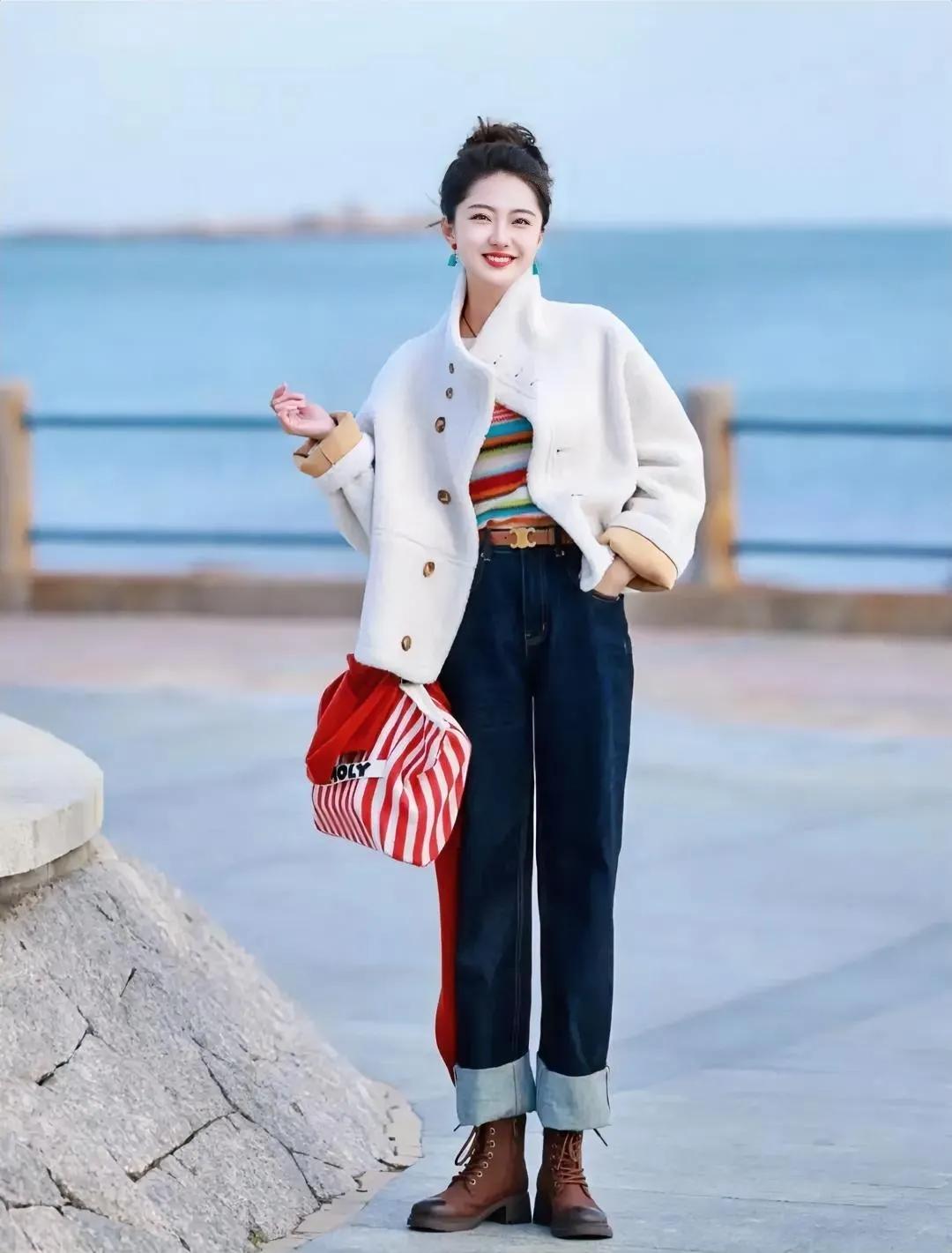 白衣蓝裤，素手轻扶。#身着舒适素衣# #蓝衣笑语# #穿着浪漫眉眼# #白衣少女