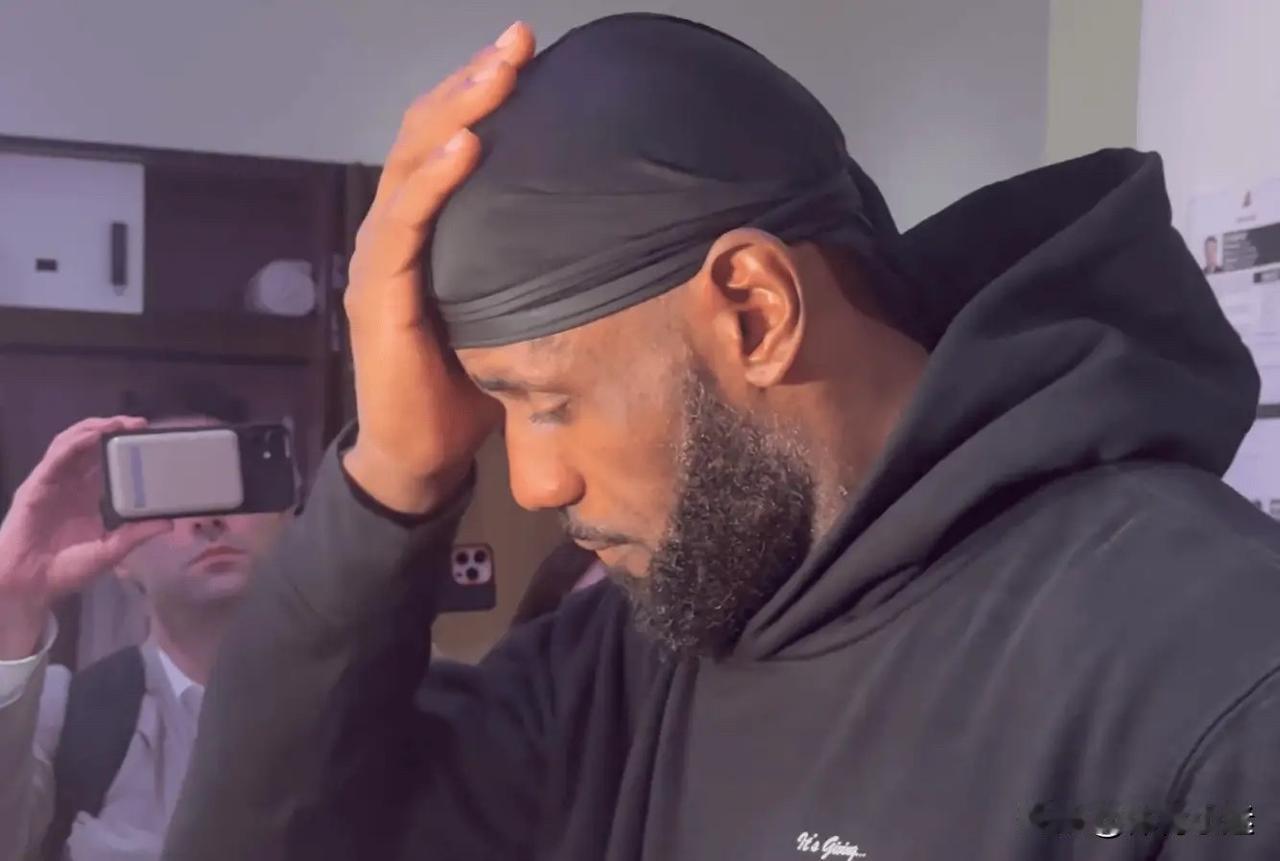 会有人把全明星首发让给詹姆斯吗？
NBA本赛季全明星首发出炉之后，这是一个热议话